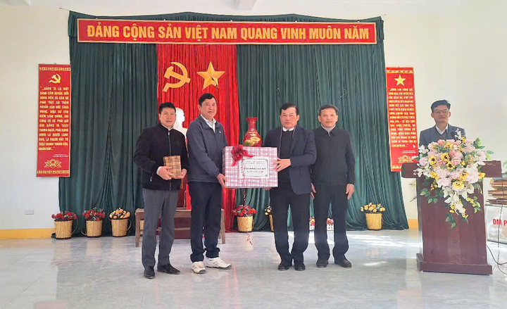 Huyện Thường Tín trao tặng 11 suất quà Tết và trao tặng 20 triệu đồng cho Nhân dân bản Tự Nhiên để xây nhà văn hóa. (Ảnh: Tô Quý)