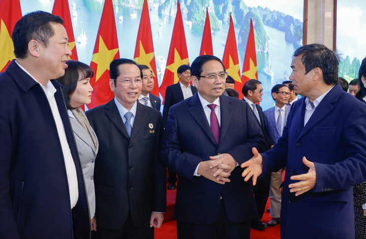 Thủ tướng trao đổi với các doanh nghiệp. (Ảnh: VGP/Nhật Bắc)