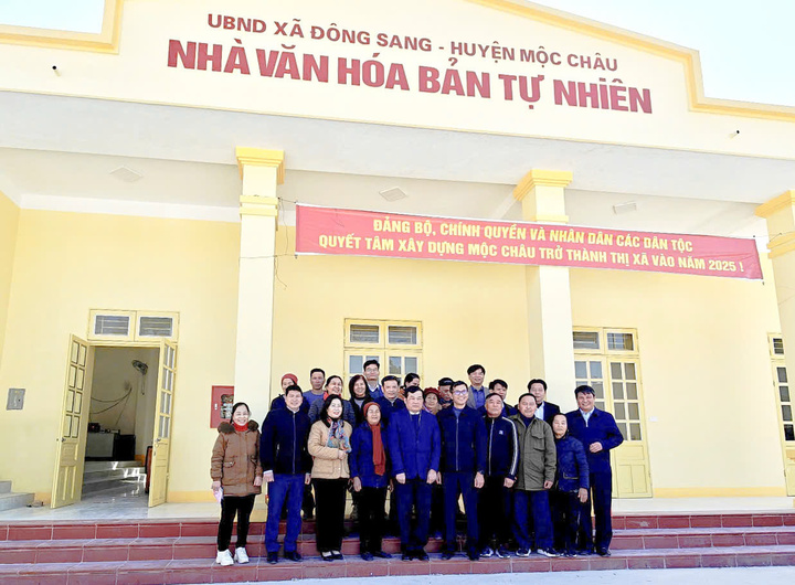 Đoàn công tác chụp ảnh cùng bà con bản Tự Nhiên.