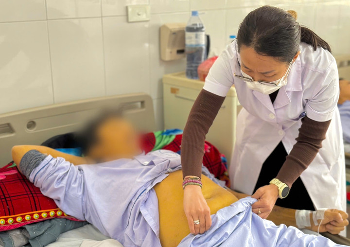 Ngoài vàng da, người bệnh còn bị chướng bụng. (Ảnh: Thanh Đặng)