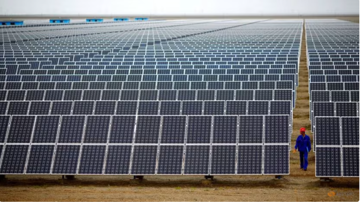 Sau khi đạt được mục tiêu năng lượng sạch năm 2030 trước thời hạn 6 năm, Trung Quốc quyết định giảm trợ cấp cho các dự án năng lượng tái tạo. (Ảnh: CNA)