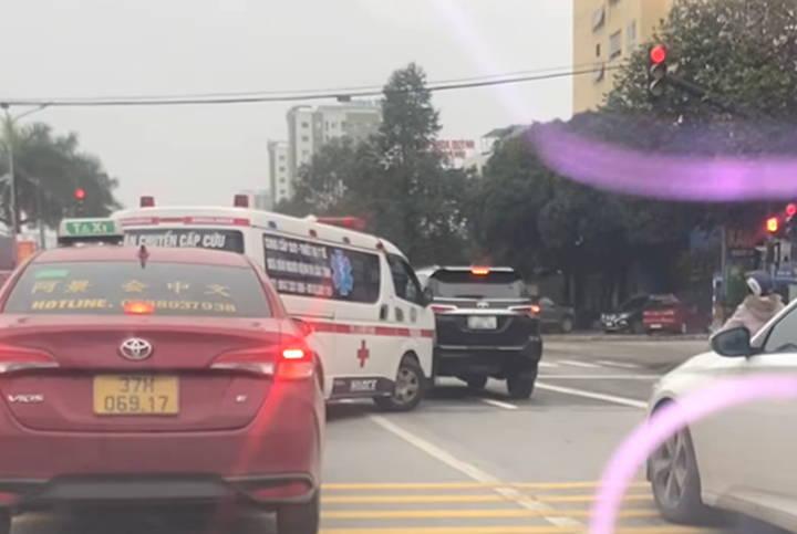 Tài xế xe ô tô Fortuner nhất quyết chờ sang đèn xanh mới chịu đi, bất chấp việc xe cấp cứu đi phía sau hú còi inh ỏi xin nhường đường.