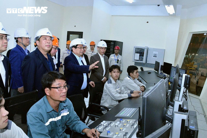 Thủ tướng Phạm Minh Chính đã tới thăm, làm việc tại Khu liên hợp gang thép Hòa Phát Dung Quất.