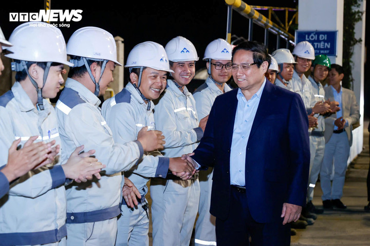 Thủ tướng Phạm Minh Chính ghi nhận, biểu dương trước những kết quả đạt được của Hòa Phát sau 8 năm đầu tư tại Quảng Ngãi.