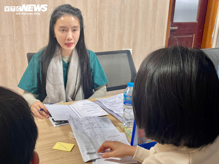 Dù số lượng bệnh nhân đông đúc, nhưng vợ chồng anh G. vẫn được thăm khám, tư vấn kỹ lưỡng.