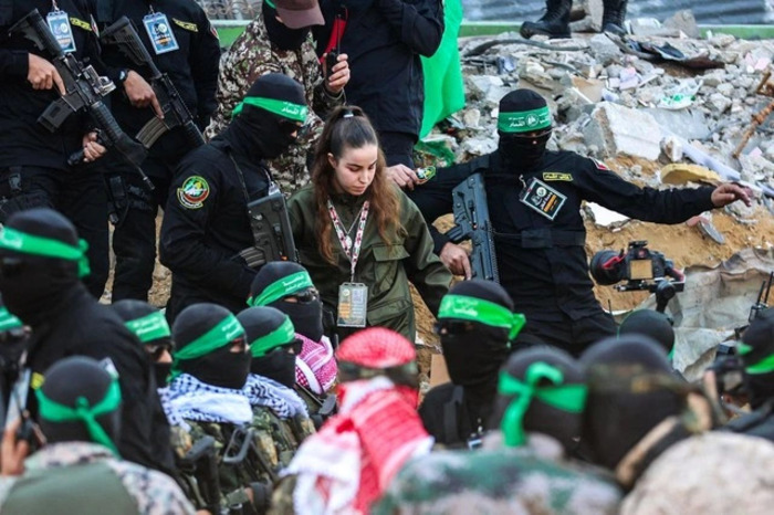 Nữ binh sĩ Israel được thành viên Hamas trả tự do sáng 30/1. (Ảnh: Getty)