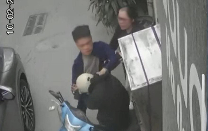 Tài xế ô tô Lexus đánh tới tấp nam shipper sau va chạm giao thông. (Ảnh cắt từ clip)