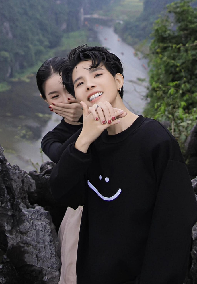 Trước đó hôm 5/2, Vũ Cát Tường hạnh phúc thông báo đã cầu hôn thành công bạn gái. Trên trang cá nhân, giọng ca Từng là chia sẻ loạt khoảnh khắc đầy ý nghĩa bên người thương, đính kèm dòng trạng thái cực ngọt: "Trên đỉnh Bạch Mộc, em nói: 'Em là gia đình của anh'. Trên đỉnh Ngoạ Long, em nói: 'Em đồng ý!'".