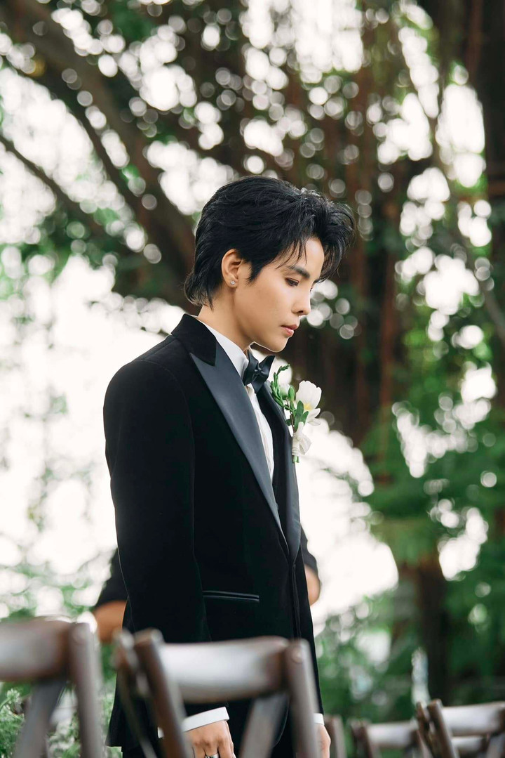 Trước giờ G, Vũ Cát Tường đã chia sẻ hình ảnh tin nhắn từ bố trên mạng xã hội. Theo đó, bố Vũ Cát Tường gửi lời chúc tới cặp đôi: "Chúc mừng lễ thành đôi của các con hạnh phúc viên mãn, luôn thương yêu gắn bó, dù giàu sang hay nghèo khó, khỏe mạnh hay ốm đau luôn ở bên nhau đến răng long đầu bạc, con cháu đủ đầy, sum vầy hạnh phúc". Vũ Cát Tường sau đó đã gửi lời cảm ơn tới bố.