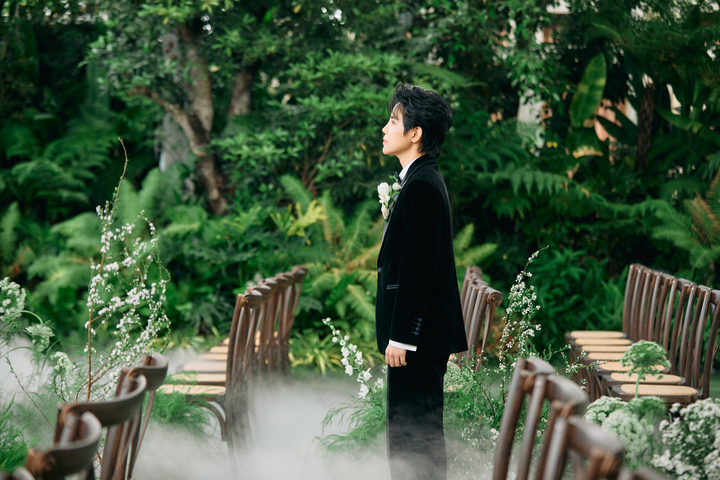 Vũ Cát Tường nổi bật trong bộ suit đen, hồi hộp khi sắp thành bạn đời của người mình yêu suốt nhiều năm.