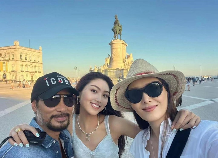 Nhậm Đạt Hoa khoe ảnh đi du lịch cùng vợ và con gái.