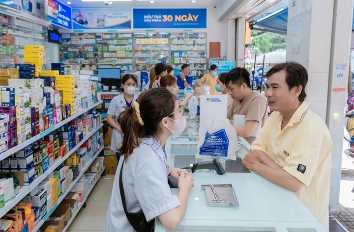 Số người đến hỏi về Tamiflu ở hệ thống FPT Long Châu tăng gấp 7 lần. (Ảnh M.H)