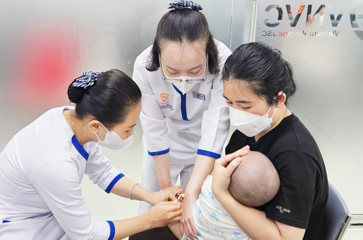Nhiều phụ huynh đưa trẻ đi tiêm phòng cúm tại một hệ thống tiêm chủng. (Ảnh minh họa: P.Lan)