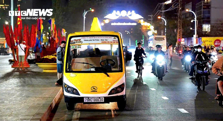 Xe điện du lịch chở khách thăm quan tại TP Nha Trang