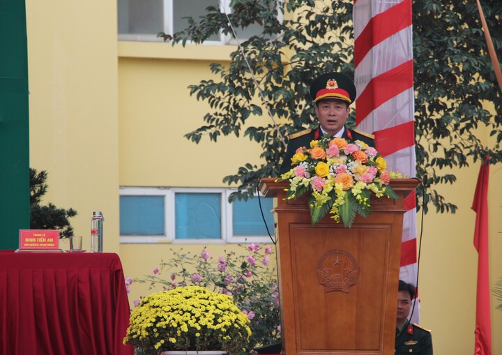 Trung tá Đinh Tiến An, Chỉ huy trưởng Ban CHQS huyện Mỹ Đức, đọc quyết định chỉ tiêu tuyển chọn và gọi công dân nhập ngũ năm 2025.
