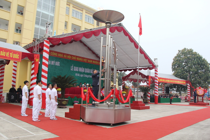 Ông Nguyễn Anh Dũng, Bí thư huyện ủy Mỹ Đức, thực hiện nghi thức thắp lên ngọn lửa truyền thống của quê hương Mỹ Đức anh hùng.