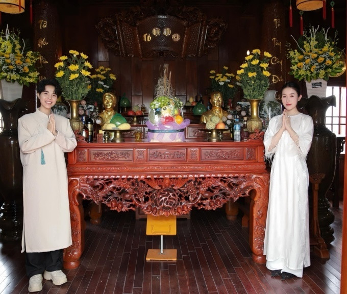 Vũ Cát Tường và bạn đời Thu Trang làm lễ gia tiên vào tháng 11/2024.