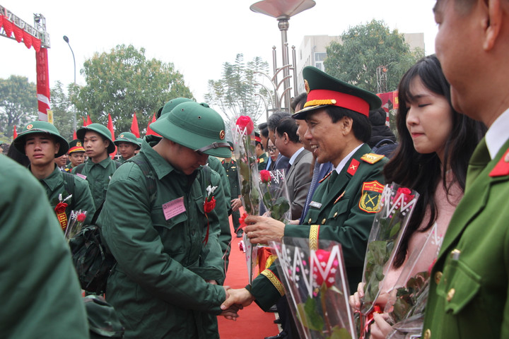 Nhiều tân binh không giấu được cảm xúc khi phải tạm xa gia đình, người thân.