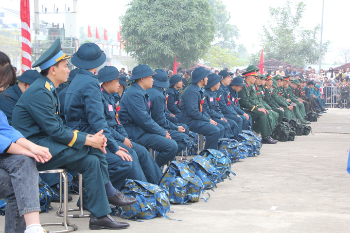 187 tân binh với quân tư trang đầy đủ, sẵn sàng lên đường nhập ngũ.