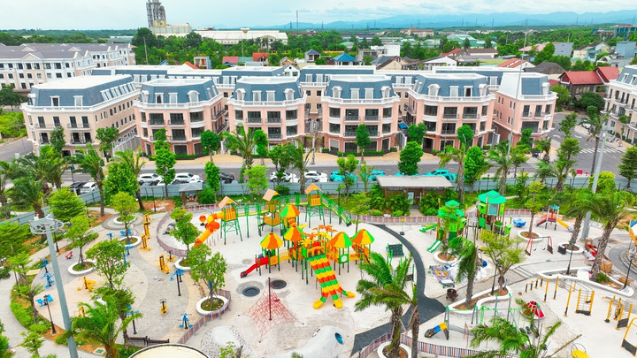 Ngày 14/2 tới đây công viên Vincom Đông Hà - Quảng Trị cũng chính thức khai trương, hứa hẹn thu hút dòng khách đông đảo, tạo đòn bẩy gia tăng giá trị thương mại cho khu shophouse và mở ra cơ hội kinh doanh đầy tiềm năng.