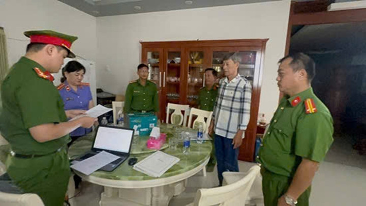 Bị can Nguyễn Thành Sua (áo sọc). (Ảnh: Trọng Nhân)