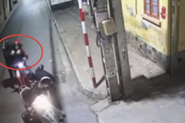 Cô gái bị nhóm đối tượng "quây" để cướp tài sản. (Ảnh: Cắt từ clip)