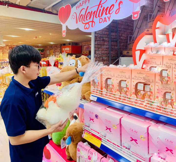Kẹo chocolate, gấu bông tăng 20% so với ngày thường.
