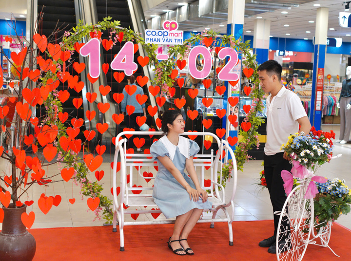 Siêu thị trang trí đẹp cho các cặp đôi check in ngày Valetine.