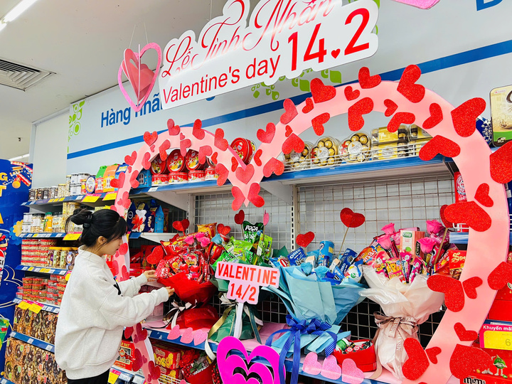 Thị trường Valentine nóng trước giờ bắt đầu.