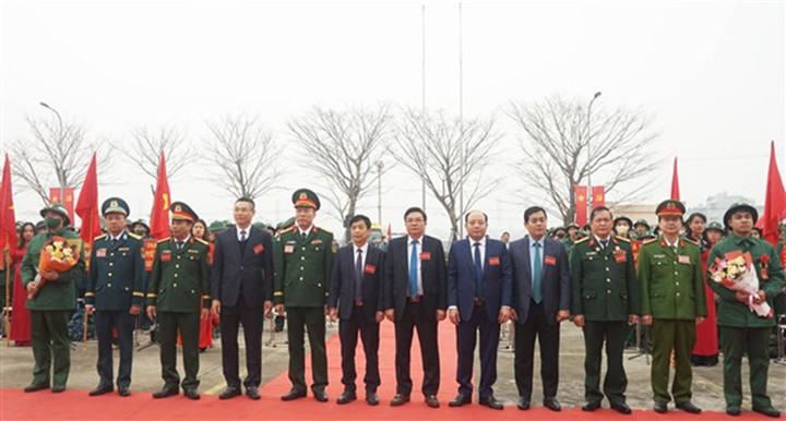 Lãnh đạo tỉnh Bắc Ninh tặng hoa và chụp ảnh lưu niệm cùng các tân binh.