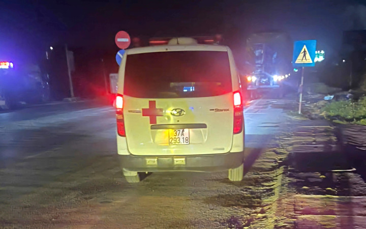 Tài xế xe cấp cứu BKS 37B- 026.05 bị phạt hành chính vì hú còi ưu tiên gây inh ỏi trên đường khi không phải đi làm nhiệm vụ cấp cứu.