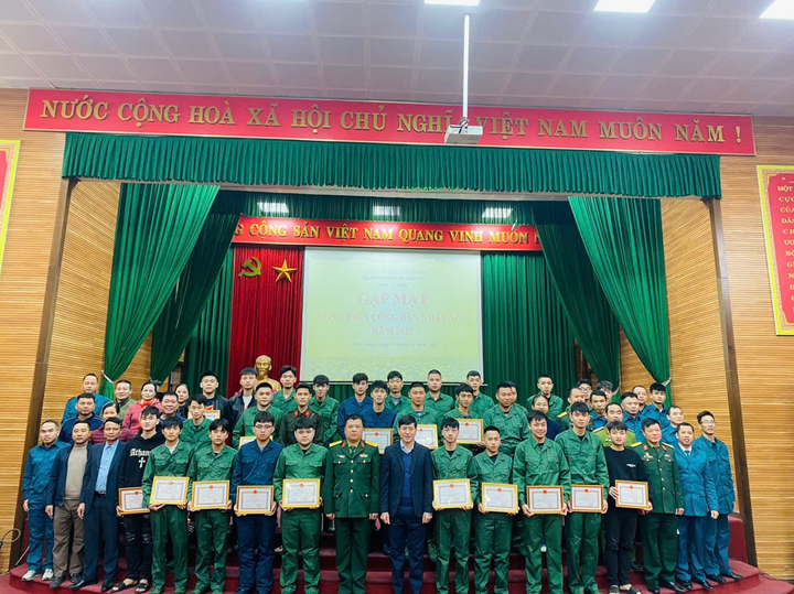 Trước đó, Đảng uỷ, UBND xã Yên Trung trao quà cho 30 tân binh lên đường nhập ngũ, trong đó 19 thanh niên viết đơn xung phong nhập ngũ được tặng giấy khen.