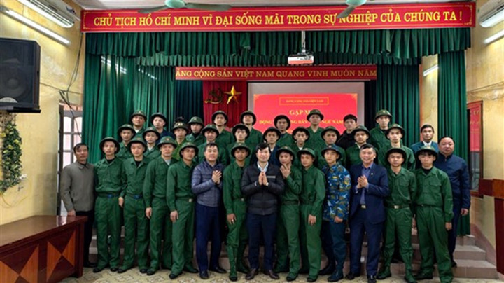 Thanh niên các xã, thị trấn được cấp phát tư trang đầy đủ trước khi lên đường nhập ngũ.