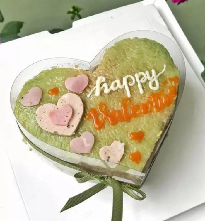 Mẫu bánh chưng Valentine có thêm "topping" là giò này cũng đang gây sốt cộng đồng mạng.  (Ảnh: Hội chị em)