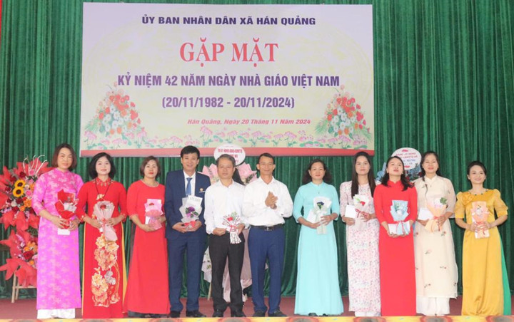 Khen thưởng cho các giáo viên có thành tích tại xã Hán Quảng.