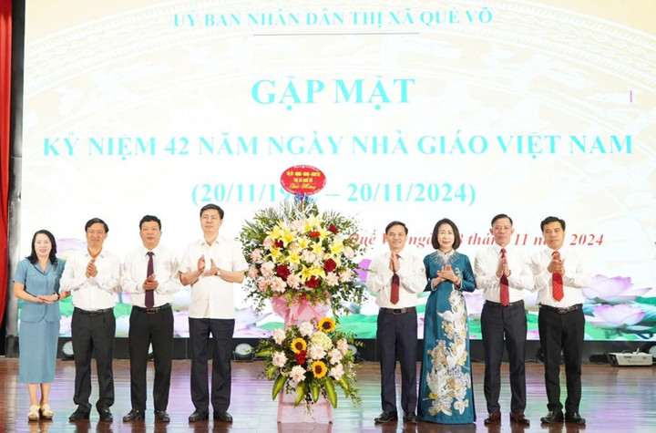 Lãnh đạo thị xã Quế Võ tặng hoa chúc mừng ngành giáo dục thị xã.