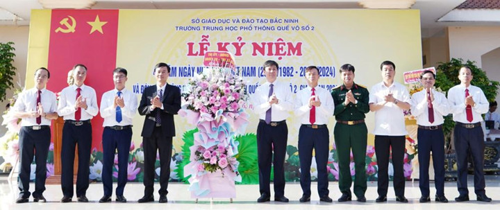 Ông Phạm Thanh Hải, Bí thư Thị ủy tặng hoa chúc mừng Trường THPT Quế Võ số 2.