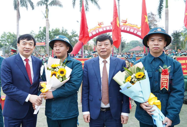 Ông Ngô Tân Phượng, Phó Chủ tịch UBND tỉnh Bắc Ninh và ông Nguyễn Đình Lợi, Trưởng Ban Nội chính Tỉnh ủy Bắc Ninh tặng hoa động viên tân binh.