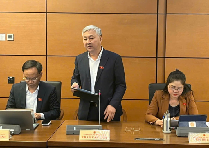 Đại biểu Trần Văn Lâm (Bắc Giang) cho rằng mục tiêu mà Đề án đề ra là đạt tốc độ tăng trưởng GDP từ 8% trở lên là có cơ sở, điều này xuất phát từ nền tảng vĩ mô ngày càng được củng cố vững chắc, lạm phát được kiểm soát tốt theo mục tiêu. (Ảnh: VGP/Nguyễn Hoàng)