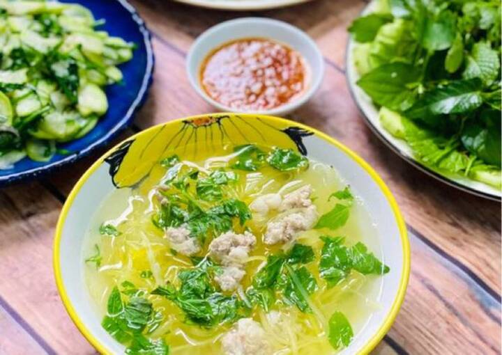 Không nên nấu đu đủ quá nhừ vì sẽ làm canh bị nát và mất đi độ giòn ngon đặc trưng của đu đủ xanh. (Ảnh: TL)