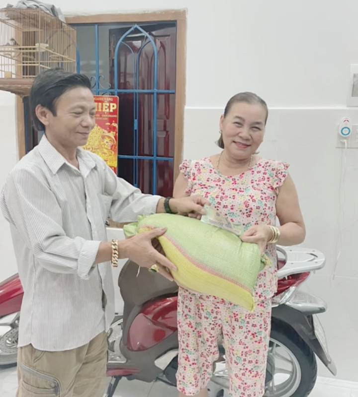 Cặp vợ chồng trung niên trao - nhận quà Valetine theo phong cách "thời ông bà anh", đó là một bao gạo kèm theo 500 nghìn đồng. (Ảnh: Tiktok/@diemmy961993)