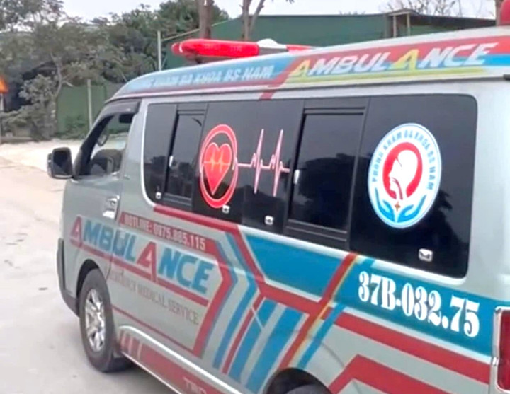 Tài xế xe cấp cứu BKS 37B- 032.75 bị lập biên bản vi phạm hành chính.