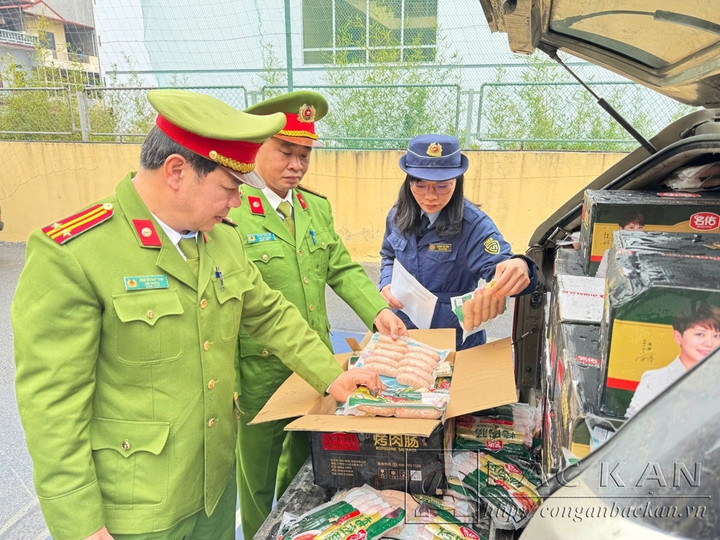 Tại thời điểm kiểm tra, hai tài xế không xuất trình được giấy tờ hàng hóa. (Ảnh: CABK)