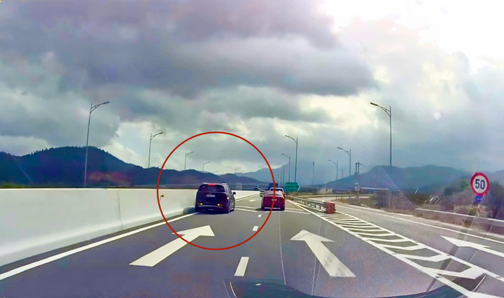 Nữ tài xế lùi xe trên cao tốc bị phạt 35 triệu đồng và trừ 10 điểm GPLX.