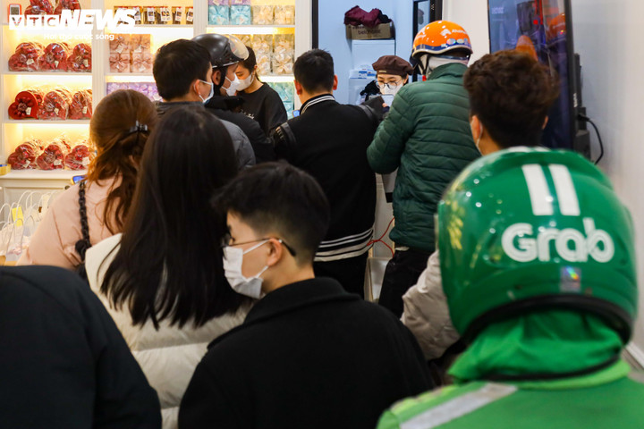 "Nhiều ngày trước đó, chúng tôi đã nhận được vài trăm đơn đặt hàng online. Đến hôm nay số lượng đơn đã tăng đột biến gấp 3 lần ngày thường. Có thể đến chiều tối, lượng khách sẽ còn tăng nữa", nhân viên này nói.