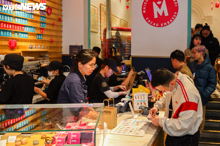 Hàng dài các bạn trẻ xếp hàng chờ thanh toán sau khi mua socola.