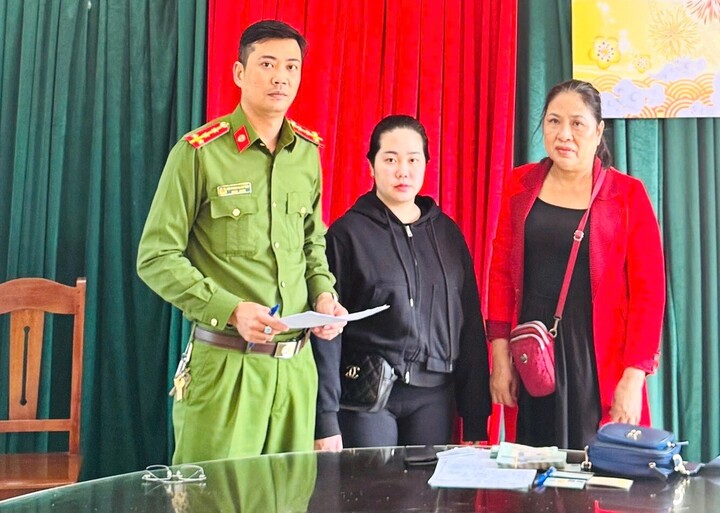 Tại trụ sở Công an phường, bà T. đã nhận lại tài sản đánh rơi. (Ảnh: C.A)