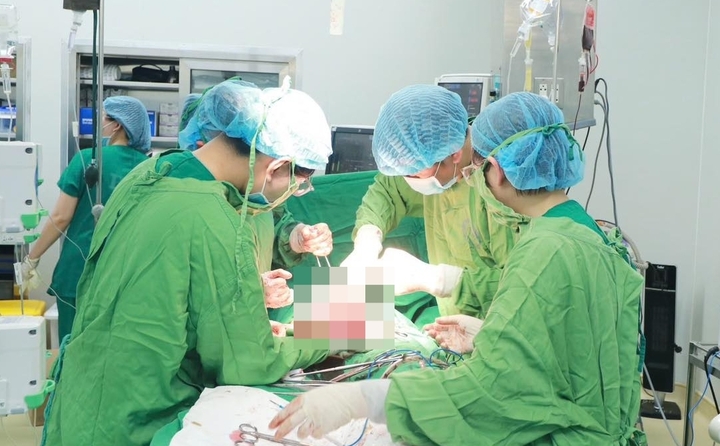 Ê kíp bác sĩ giành giật mạng sống cho sản phụ. (Ảnh: BVCC)
