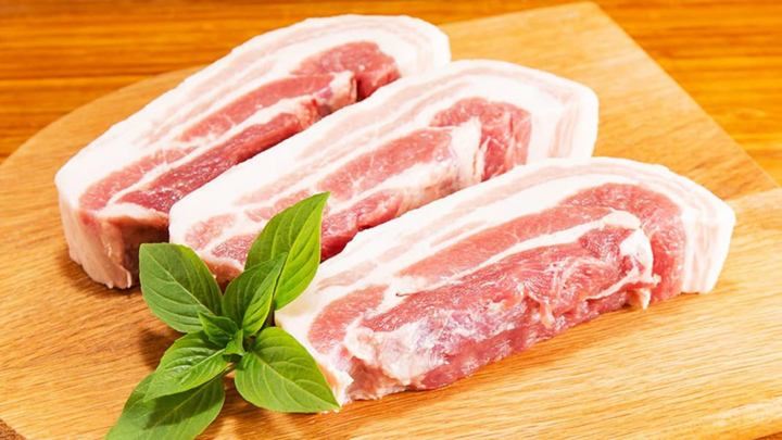 Để có nồi thịt kho củ cải ngon, bạn nhớ chọn thịt ba rọi có phần mở ít, nạc nhiều hơn. (Ảnh: BHX)