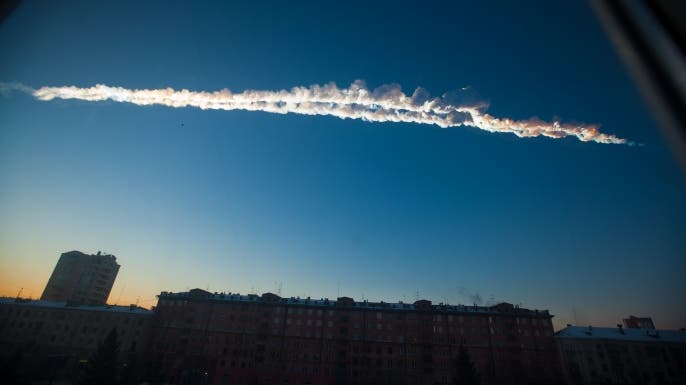 Vệt khói thiên thạch cắt ngang bầu trời Chelyabinsk ngày 15/2/2013. (Ảnh: Getty Images)